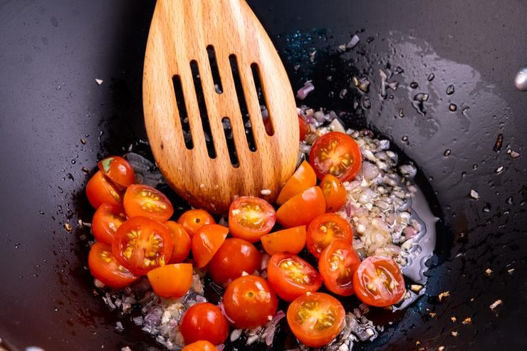 Pasta fresca tomatos in pan