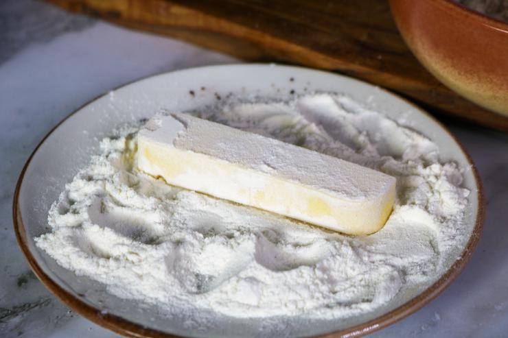 Vegan mazzarella sticks in flour